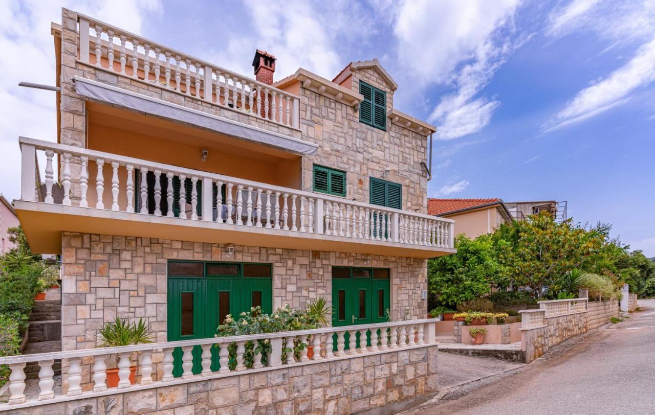Apartman Grosic Brna Buitenkant foto